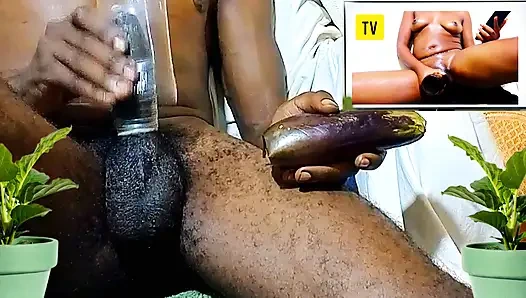 Boşalana kadar ateşli porno videosu izlerken patlıcan ve şişe ile solo mastürbasyon. Gerçek amcıkmış gibi sikişiyor!