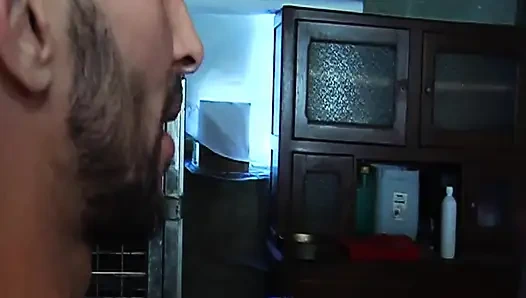 Aksi hot lesbian cewek hot rambut cokelat yang lagi asik nyepong kontol sampai tenggorokan