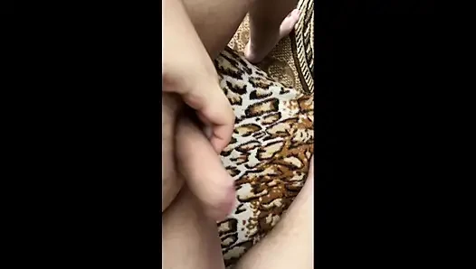 Şişman adam çirkin sünnetsiz penisini mastürbasyon yaptı ve boşaldı