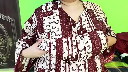 Güzel bir yengeyi odasında azgınken sikiyor ve kocası ofise gidiyor