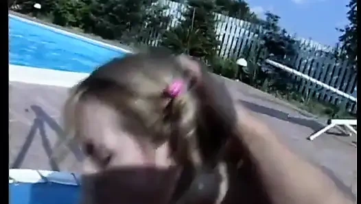 Сексуальная шлюшка делает минет у бассейна и принимает камшот на лицо на газоне кресле