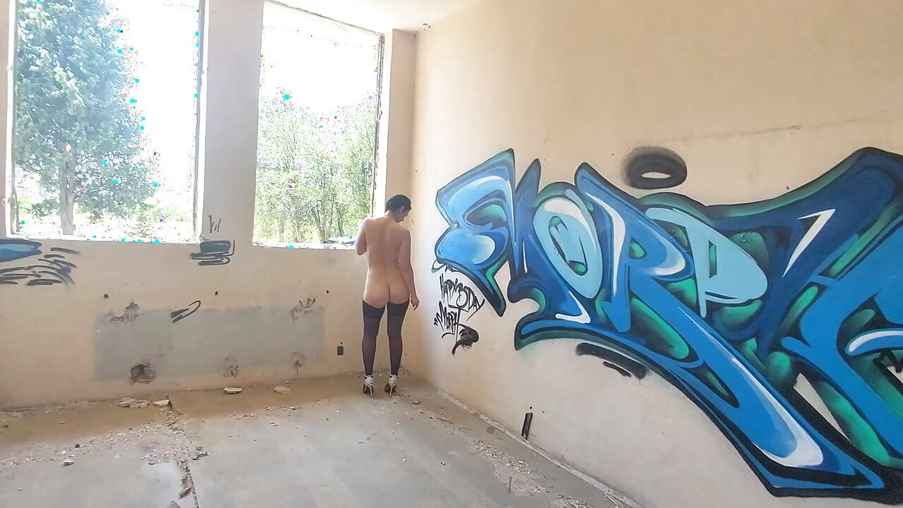 Den lilla hora klädde av sig i den övergivna byggnaden