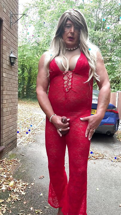 Seksi transvestit kellycd2022 u seksi crvenom kombinezonu i štiklama