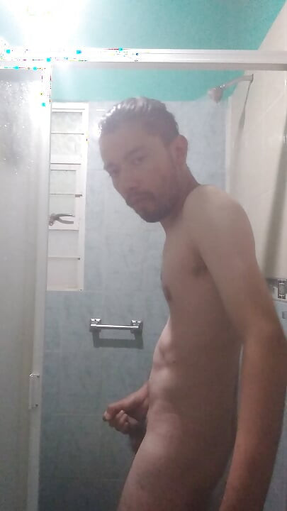 Pohledný chlap ve sprše