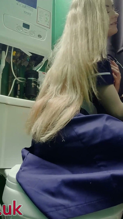 Geile verpleegster zuigt pik bij het kijkgat | Clip 1