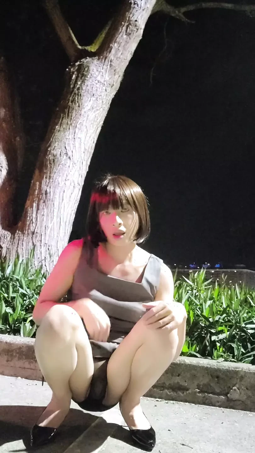 伪娘婷萱户外的放尿跟自慰