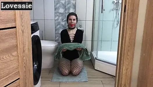 Eine gehorsame, heiße MILF mit großem hintern bedient ihren meister und wird zu einem menschlichen möbel - Lovessie