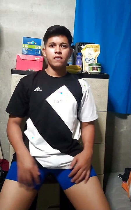 Алан Tokers мастурбує у своїй кімнаті 1