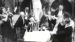 Pani upija się na przyjęciu urodzinowym (rocznik 1910)