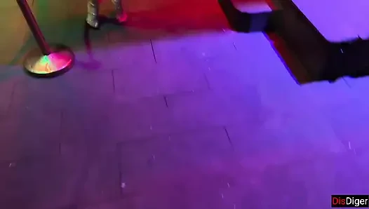Nach dem Club fanden die beiden Schlampen einen Typen zum Sex, wurden aber erwischt...