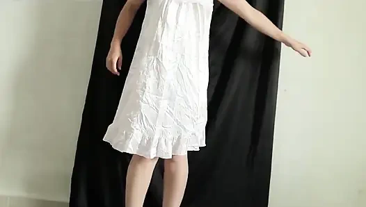 Endonezya pornosu seksi balili bir kıza iç çamaşırı olmadan elbisesini değiştiriyor, çok harika