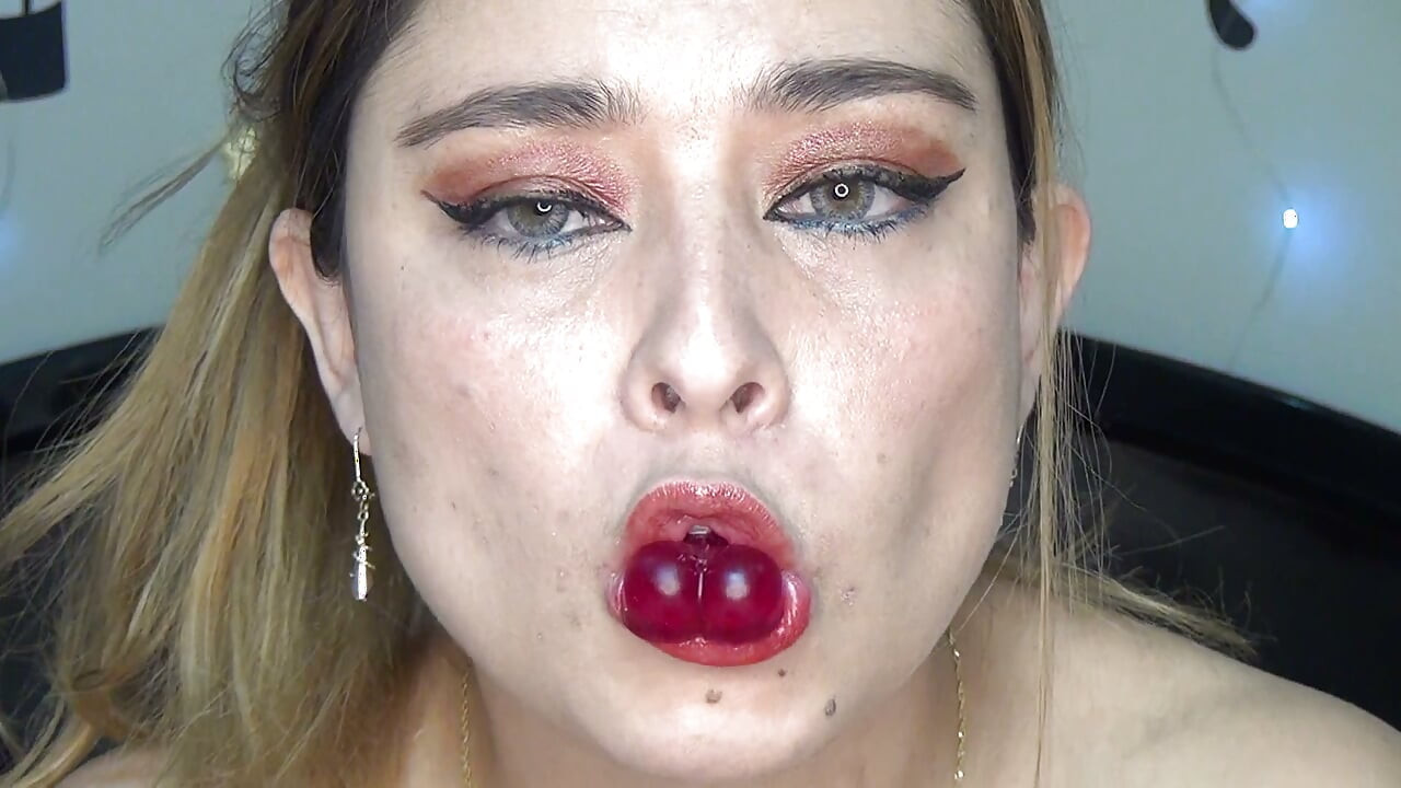 Menelan Jelly dalam Bentuk Penis