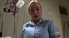 Två brittiska sjuksköterskor tvålar upp och skruvar på en lycklig kille