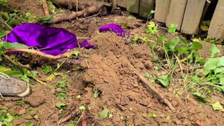 Paarse cachekleding wordt begraven