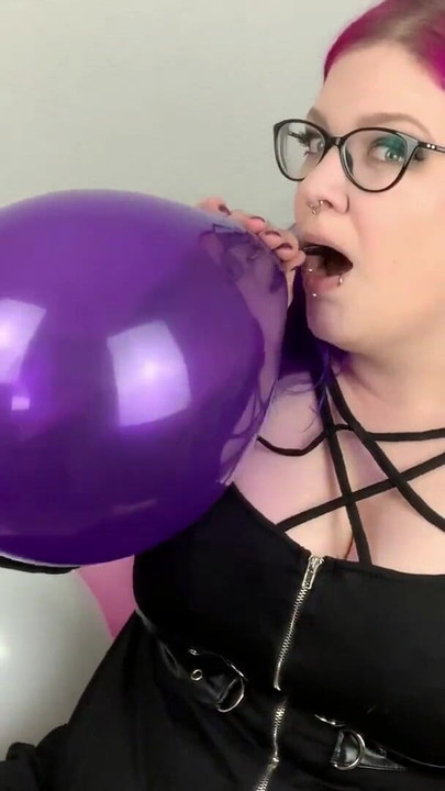Ikonični trenutak iz "Balon : pušenje do kurca sa nemačkom gotikom Abby Strange - Luner"