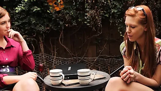 Zwei geile lesbische schlampen haben eine tolle zeit zusammen