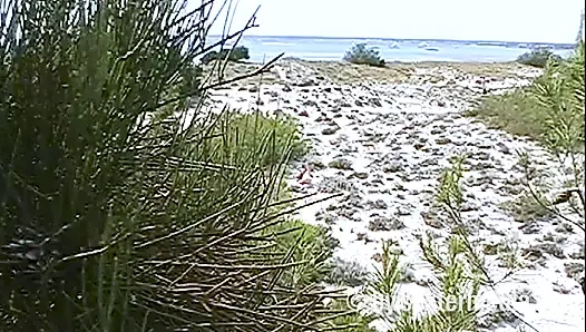 MILF Telanjang Seksi Di Pantai Nudist