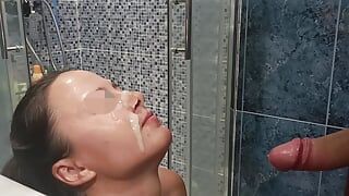 Сперма на лице в любительском видео
