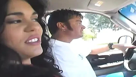 Cewek dewasa rambut cokelat dientot habis-habisan di threesome sampai dicrot di dalam