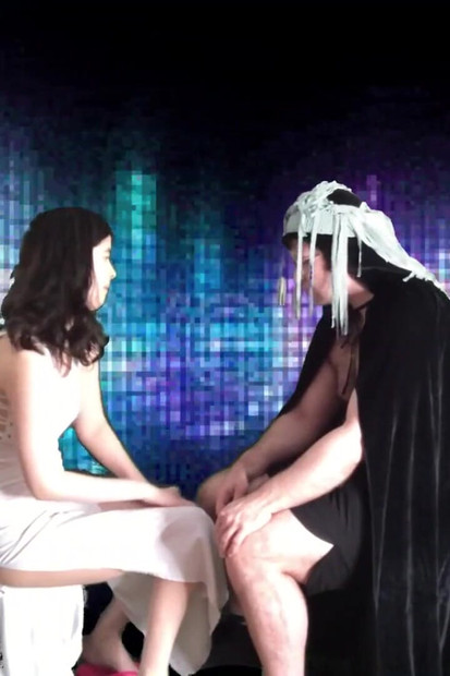 Diambil oleh Aliens yang dibimbing oleh Clifford Bryant dan Alexandria Wu.