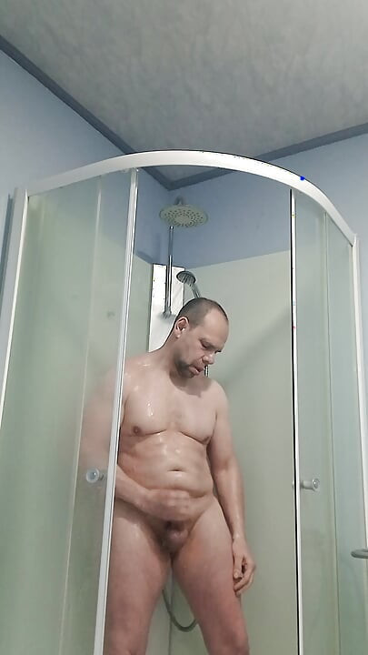 Je sers mes testicules au maximum sous la douche