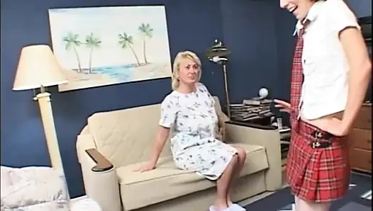 Лесбиянки милфы-блондинки, лижущей киску дилдо, играют с сексуальной студенткой