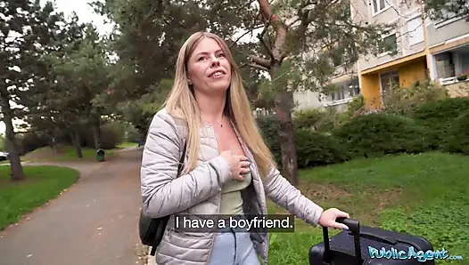 Эта девушка выглядела потерянной - Публичный агент