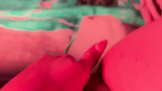 Üniversiteden eve geldiğimde ve mastürbasyon yapmaya başladığımda vajinam gerçekten ıslanıyor.