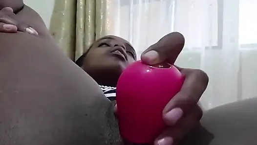 Ev arkadaşımı mastürbasyon yaparken yakaladım, ne olacağını tahmin edebilir misin?