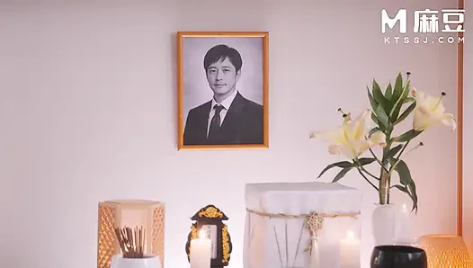 Modelmedia asia - yaşlı üvey erkek kardeş kocasını yarağıyla kaybeden dul kadını teselli etti