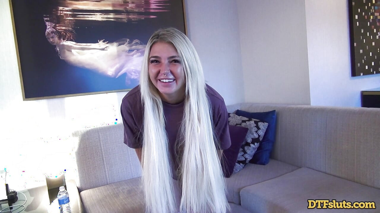 Kittyiny těsný zadek zničen monstrózním ptákem Jamese Deena