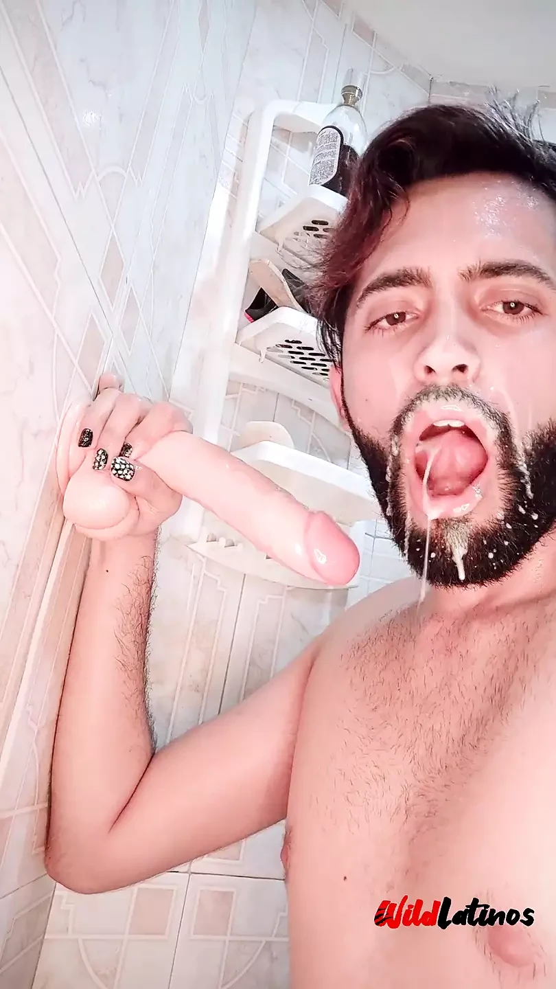 Jonge latino Camilo Brown hete deepthroat, anaal en klaarkomen in het gezicht met een 23 cm klaarkomen dildo - grote lading