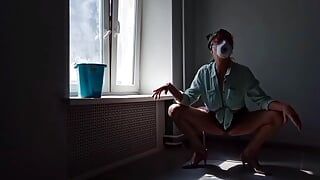 Сексуальная мамочка моет окна и играет с пеной
