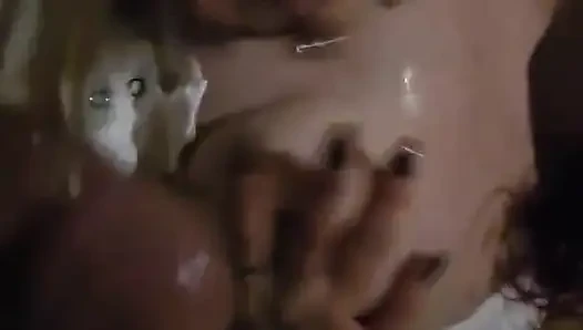 Tombul orta yaşlı seksi kadın şişman bir yarağı emiyor ve her yerine salya akıtıyor