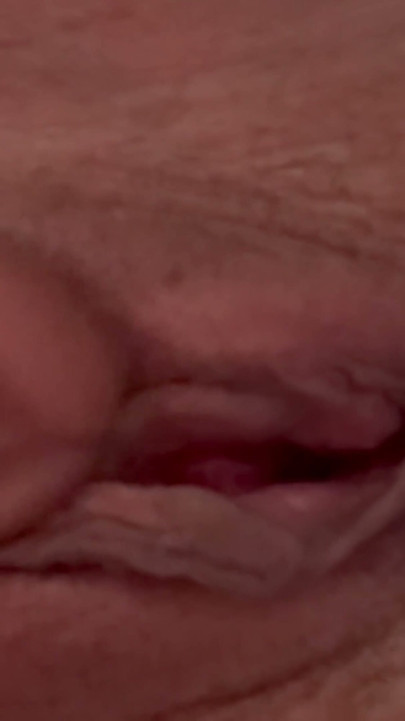 POV Eu sou massageada e dedada pelo meu namorado, vira dupla penetração com dildo e o pau dele | Clip 1