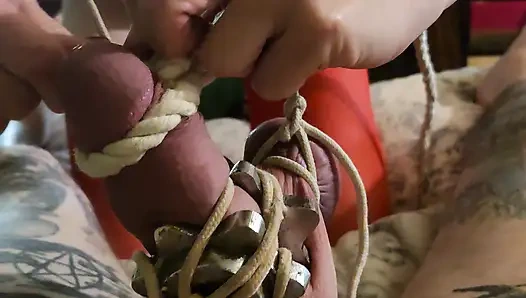 Gadis nakal ini mengikat peler dan kontol suaminya ke pulley di langit-langit dengan beban 5lbs