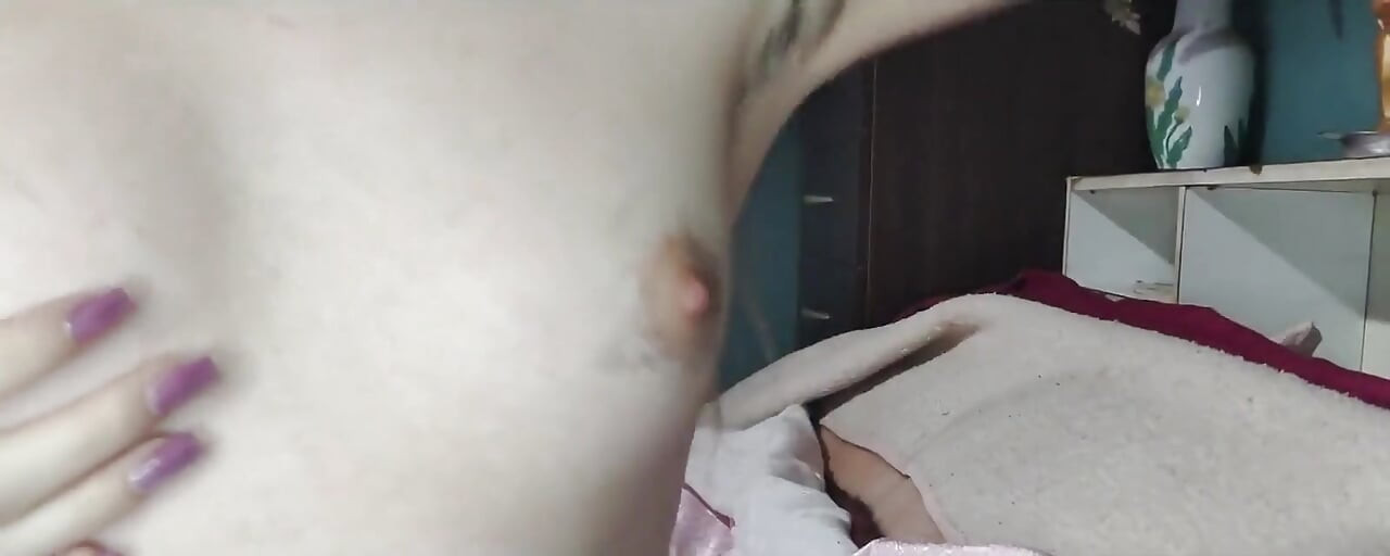 毛深い乳首で遊ぶ