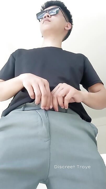 Naughty boy jerk off while waiting for his date - Pinoy Jakol