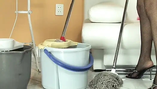 Üvey kız kardeş altın duşu seviyor