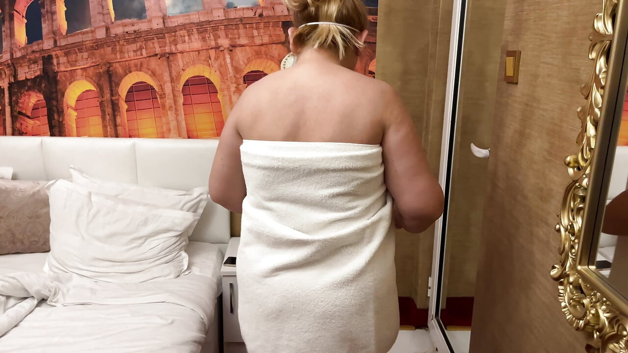 El encanto de Zara desnuda y húmeda disfrutando de una ducha caliente