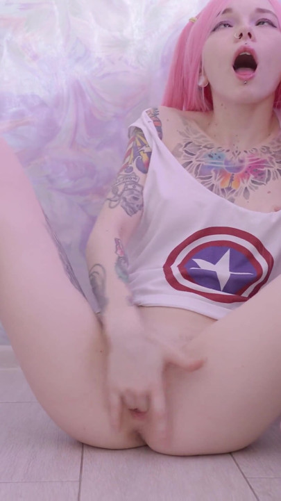 Horny teen masturbates in the kitchen. Karneli Bandi