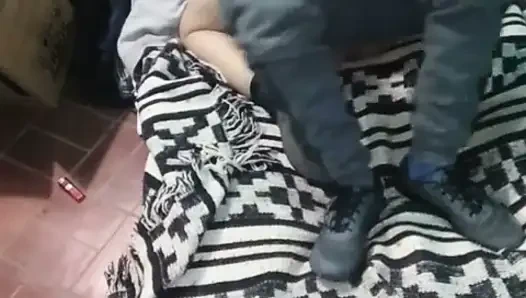Gadis montano dengan kasur di lantai