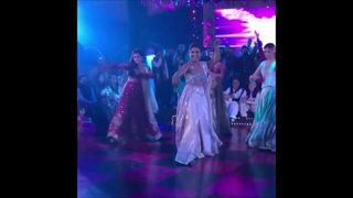 結婚式で踊るdesi pakiの女の子