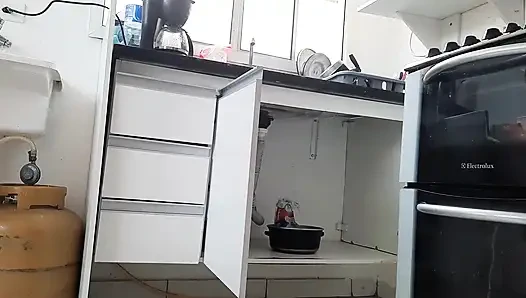 Şehvetli bir şekilde çocuğu açgözlü kıçını sevmeye bırakıyordu.