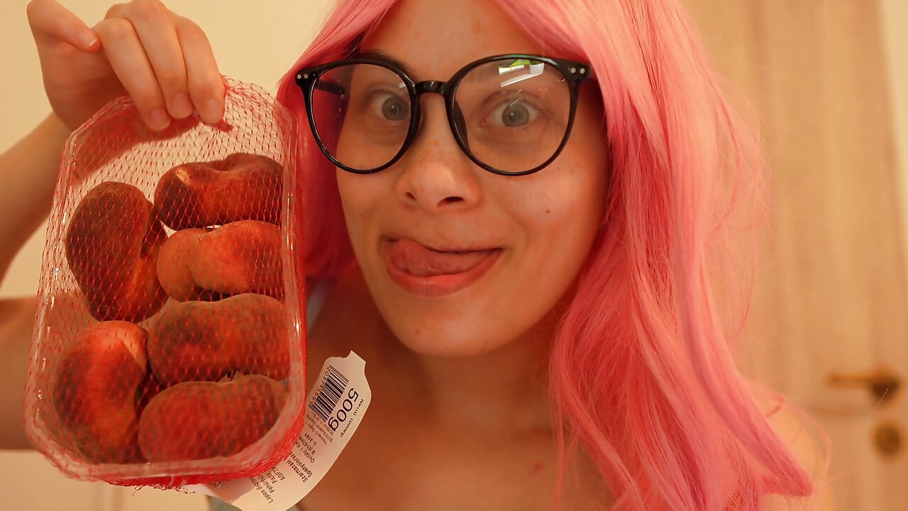 I’ll Show You How I Usually Eat; I’m so Happy Because the Food Is Delicious-it Gives My Face an Orgasm, and I Make Silly Face