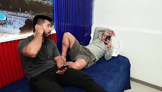 Üvey oğlumun azgın arkadaşı mastürbasyon yaparken yakalanıyor ve ona yardım ediyorum