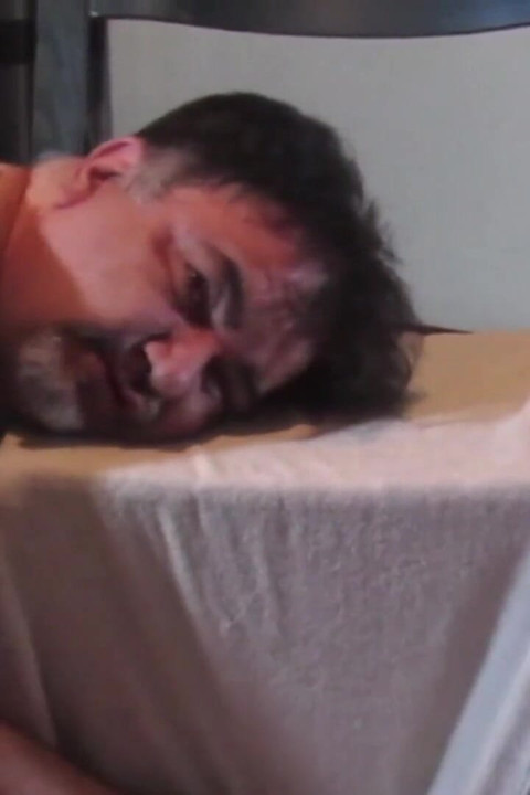 彼の顔と小便に座って