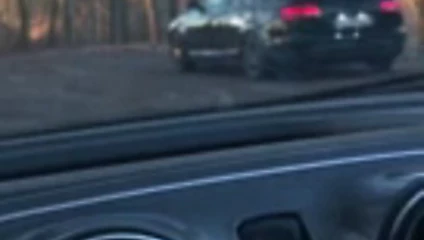 Halka açık bir otoparkta oynamak