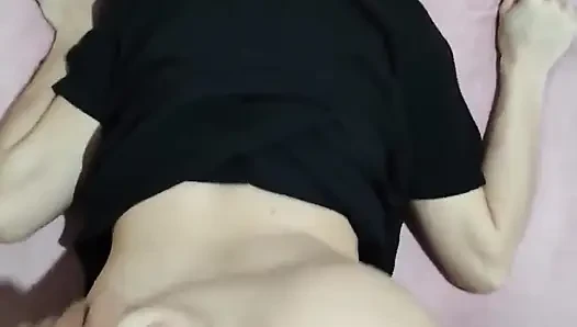 Gadis panas merangkak dan didorong ke dalam rahim