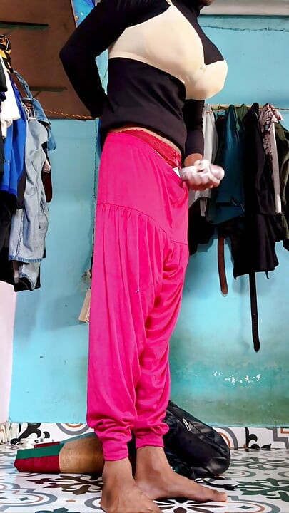 Chico caliente masturbándose con salwar y sostén, y chica delgada con vestido completo
